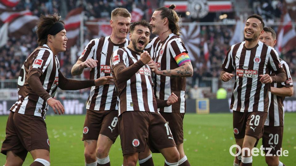 Umjubelter Torschütze: St. Paulis Danel Sinani (3.v.l.) nach seinem Tor zum 1:0 Bild: Christian Charisius/dpa