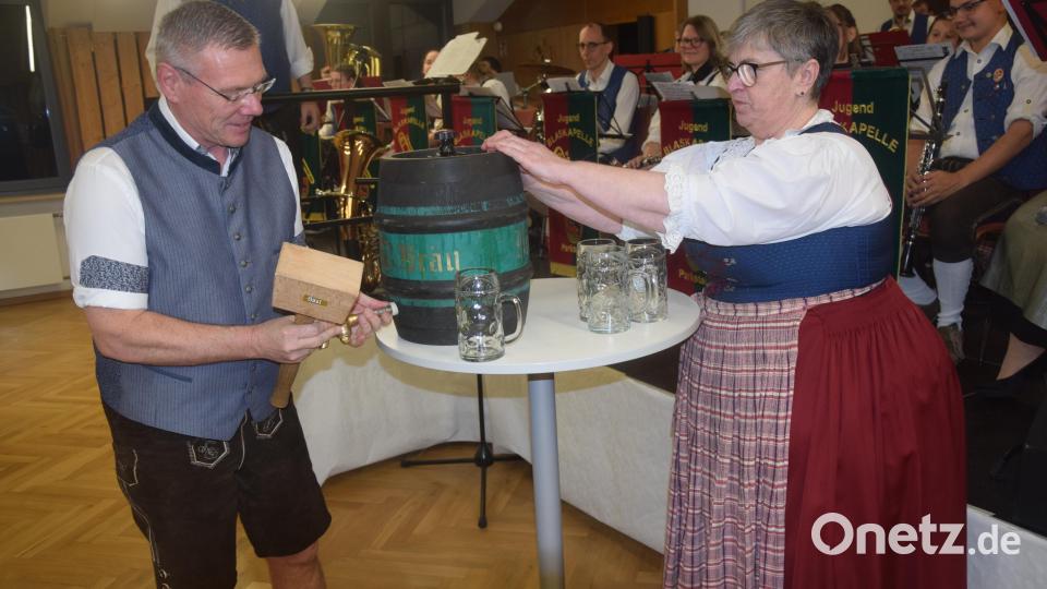 Gisela Witt hält da aus Vorsicht das Fassl Süffisus fest, als Bürgermeister Reinhard Sollfrank den Schlegl zum Anzapfen ansetzt. Zwei kurze trockene Schläge. Die Angst von Witt unbegründet. Bild: fz