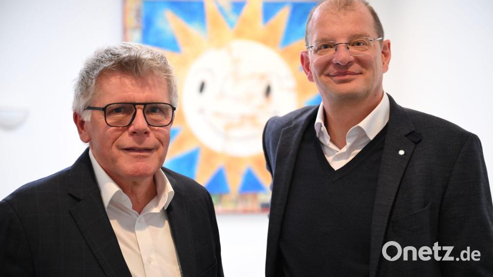 Das Merkur-Führungsduo: Firmenchef Lars Felderhoff (rechts) und Vizechef Manfred Stoffers (links). Bild: Wolf von Dewitz/dpa