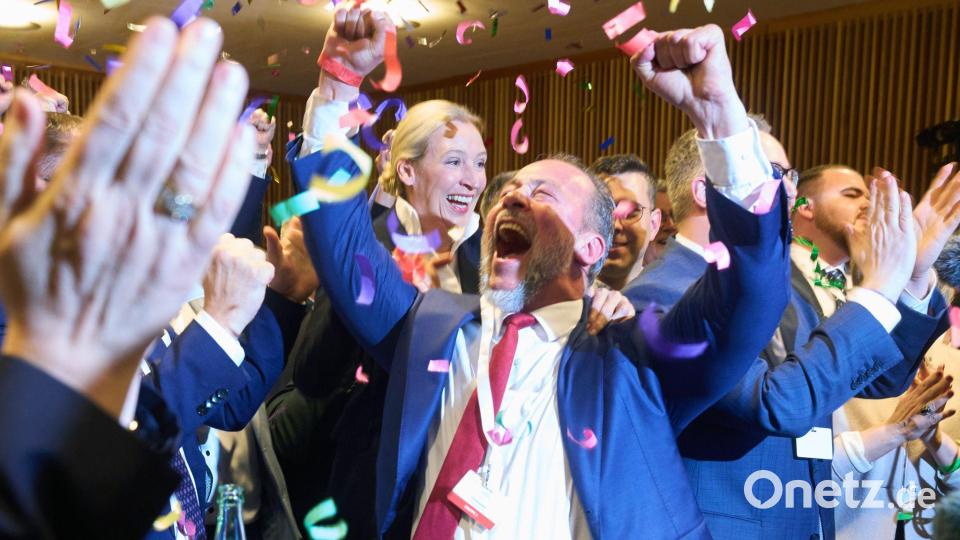 Kein Halten mehr: Jan Bollinger AfD-Spitzenkandidat in Rheinland-Pfalz und Parteichefin Alice Weidel jubeln über die Prognosen nach Schließung der Wahllokale. Bild: Thomas Frey/dpa