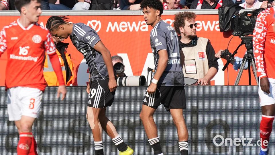 Blieb zur Pause angeschlagen in der Kabine: Nathaniel Brown (r). Bild: Marc Schüler/dpa