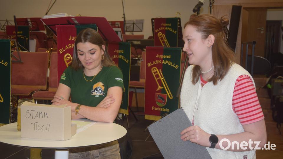 Leni Götz und Josefine Spörrer (von rechts) stellten beim Stammtisch-Gschmader fest, dass Parkstein mehr als ein Ort, sondern ein Zustand ist. Bild: fz
