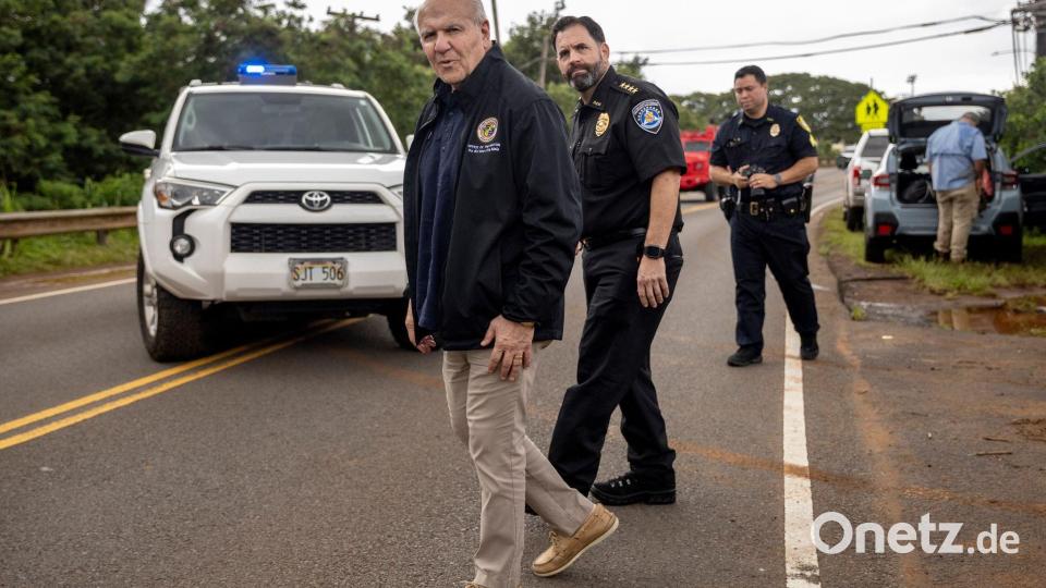 Der Bürgermeister von Honolulu, Rick Blangiardi (l), begutachtet die Hochwasserschäden. Bild: Stephen Lam/San Francisco Chronicle/AP/dpa