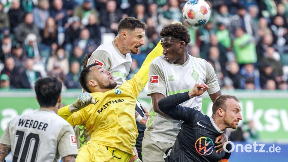 Kein Durchkommen: Werders Hintermannschaft mit dem überragenden Torwart Mio Backhaus verteidigt beim 1:0 in Wolfsburg ihr Tor. Bild: Andreas Gora/dpa