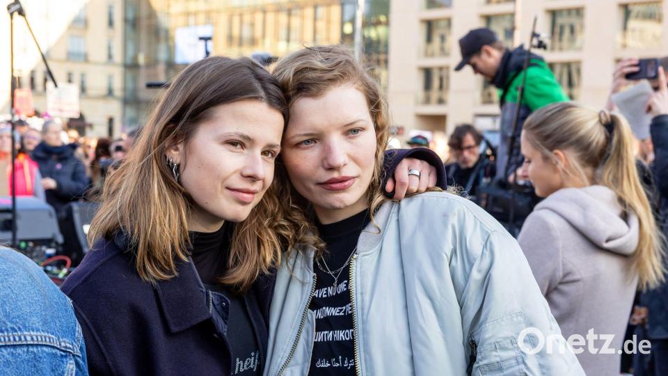 Die Klimaschutzaktivistin Luisa Neubauer (l) zusammen mit der Schauspielerin Luisa-Céline Gaffron bei der Demo. Bild: Gerald Matzka/dpa