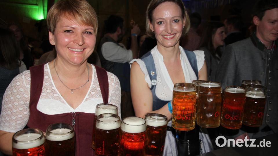 Das gibt Kraft, aber immer lächeln: Die Bedienungen hatten einiges zu tun, um das Starkbier zu den Besuchern zu bringen. Bild: Konrad Rosner