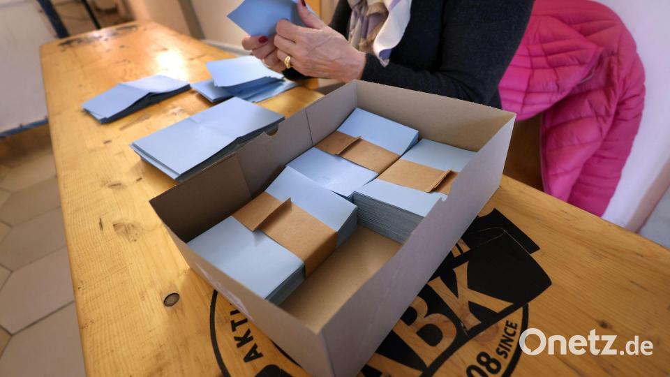 Eine Wahlhelferin sortiert bei der Stichwahl Stimmzettel. Bild: Karl-Josef Hildenbrand/dpa