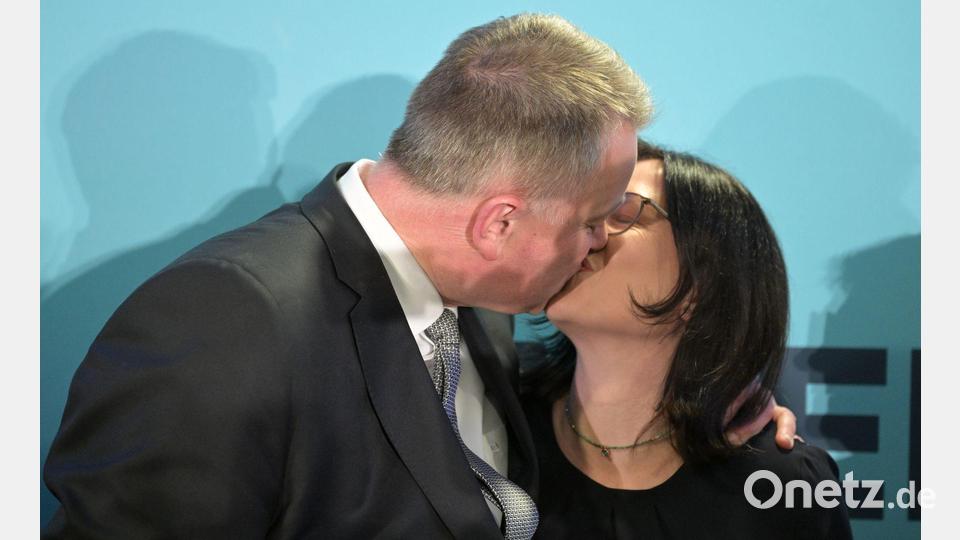 Siegerkuss für Gordon Schnieder bei der CDU-Wahlparty in Mainz. Bild: Hannes Albert/dpa