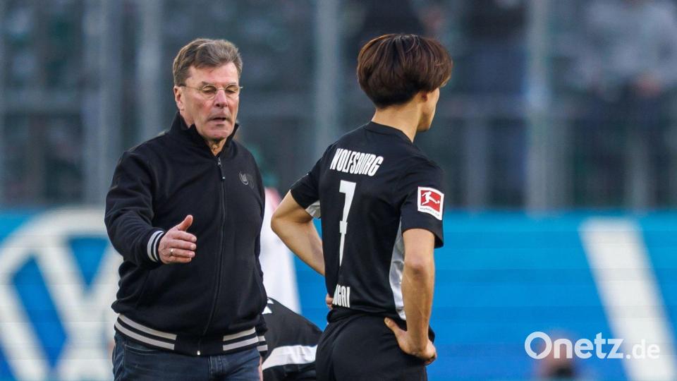 Wolfsburgs Trainer Dieter Hecking tröstet den Japaner Kento Shiogai nach dem 0:1 gegen Werder Bremen. Bild: Andreas Gora/dpa
