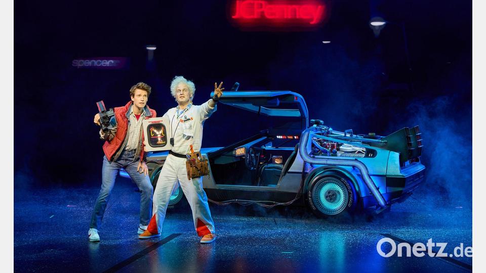 Marty McFly und Doc Brown gehen jetzt in Hamburg auf Zeitreise. Bild: Georg Wendt/dpa