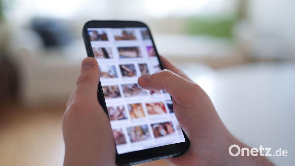 Im Fokus der aktuellen Debatte stehen auch Deepfakes, bei denen etwa das Gesicht einer Frau in ein anderes Video - etwa eine Porno-Sequenz - eingefügt wird. (Symbolbild) Bild: Marcus Brandt/dpa