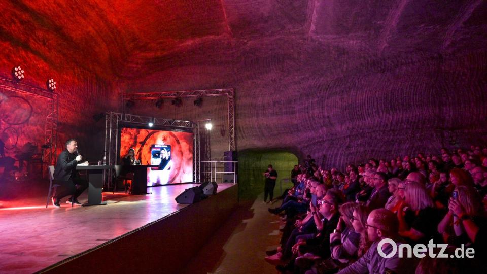 Unter Tage wird’s gruselig: Fitzek und Strauss präsentieren „REM“ im Bergwerk Sondershausen Bild: Heiko Rebsch/dpa