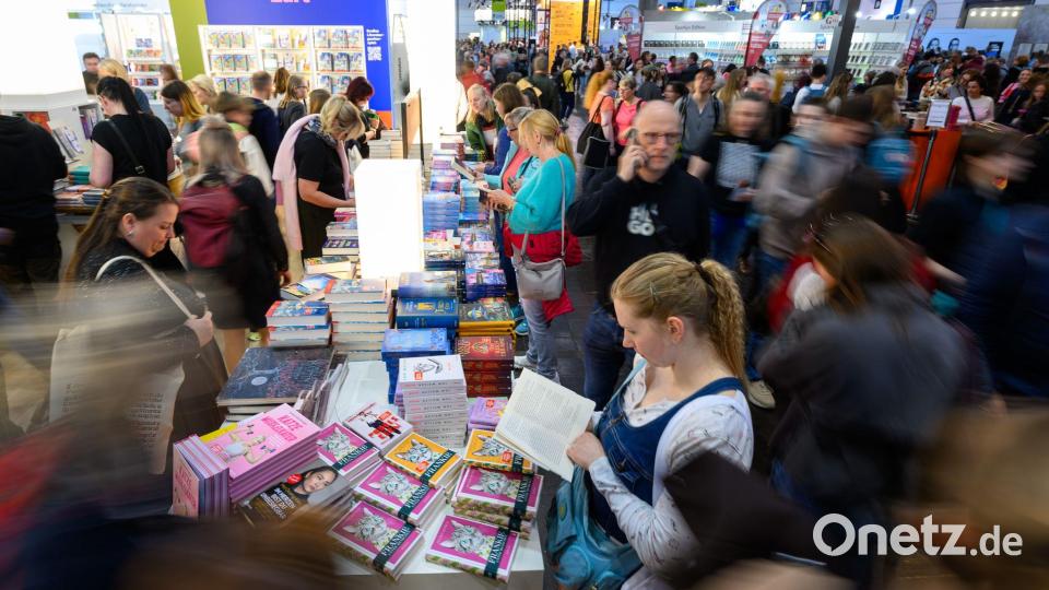 Die Messestände und Lesungen waren gut besucht. Bild: Hendrik Schmidt/dpa