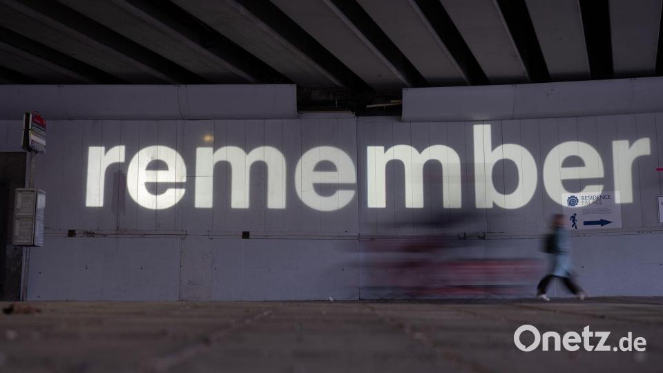 An Unterführung an der Metrostation Maalbeek, an der am 22. März 2016 einer der Terroranschlag stattfand, wird derzeit das englische Wort „remember“ die Wand projiziert und damit zum Erinnern angeregt. Bild: Markus Lenhardt/dpa
