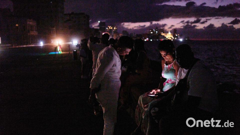 Kuba: Wenn die Lichter ausgehen – Havannas Malecón wird in der Blackout-Nacht zum Treffpunkt Bild: Ramon Espinosa/AP/dpa