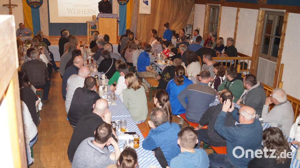 Das Weiherner Dorfheim war bestens besucht, alle wollten das Spektakel der Fastenpredigt und des Singspiels miterleben. Bild: slh