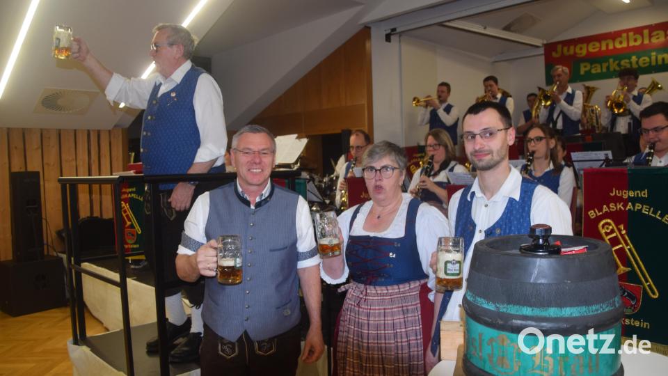 Ein erstes Prost von Musiker Dominik Treml, Gisela Witt, Bürgermeister Reinhard Sollfrank und Dirigent Alfons Steiner (von rechts). Bild: fz