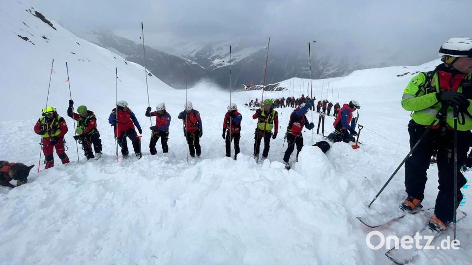 Mehr als 60 Rettungskräfte waren bei der Suche im Einsatz. Bild: -/Italienische Bergwacht/dpa