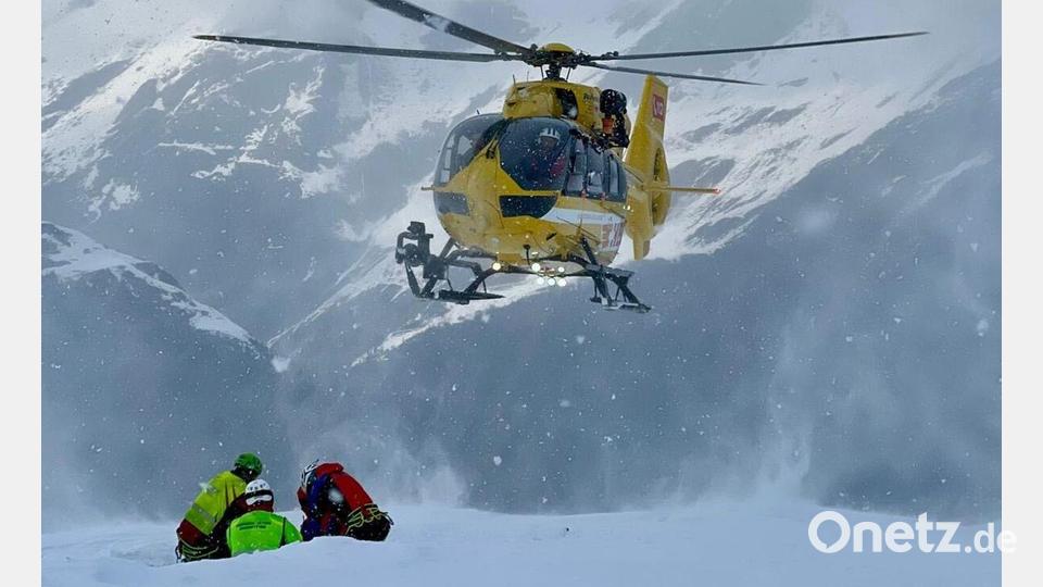 Mit Rettungshubschraubern wurden die Verletzten ausgeflogen. Bild: Italienische Bergwacht/dpa