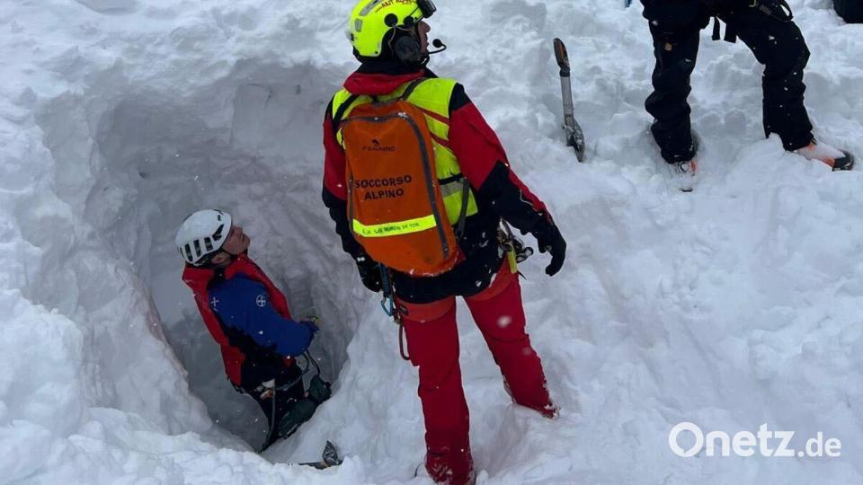 Die Skifahrer waren teils metertief unter Schnee begraben. Bild: Italienische Bergwacht/dpa