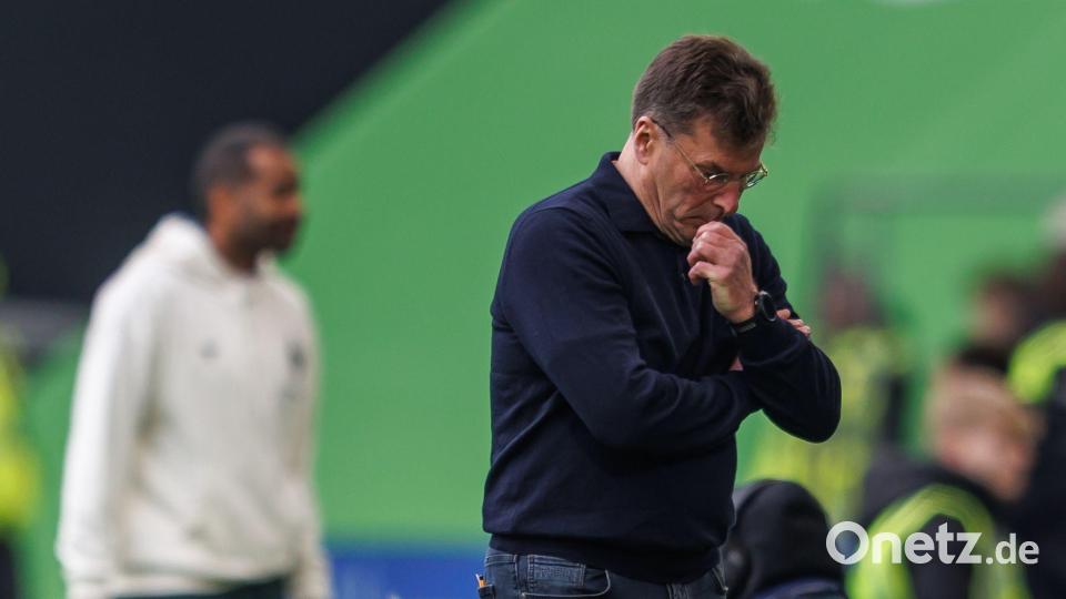 Der Abstieg droht: Wolfsburgs Trainer Dieter Hecking beim 0:1 gegen Werdder Bremen. Bild: Andreas Gora/dpa