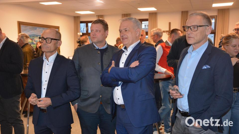 Kein guter Tag für die CSU: Stellvertretender Landrat Alfred Scheidler, Mitterteichs Bürgermeister Stefan Grillmeier, Landrat Roland Grillmeier und Waldsassens Bürgermeister Bernd Sommer (von links) verfolgen die Stichwahlauszählung. Bild: jr