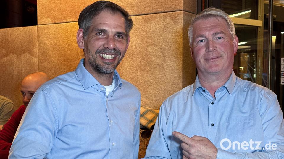 Überraschendes Wahlergebnis in Amberg: Michael Fritz ist Ambergs neuer Oberbürgermeister (links) Stefan Ott (rechts) gratuliert. Bild: Stephan Huber