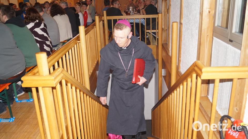 Fastenprediger Hans - Jürgen Schlosser auf den Weg zur Bühne, seine über einstündige Predigt war wieder einsame Spitze . Bild: slh