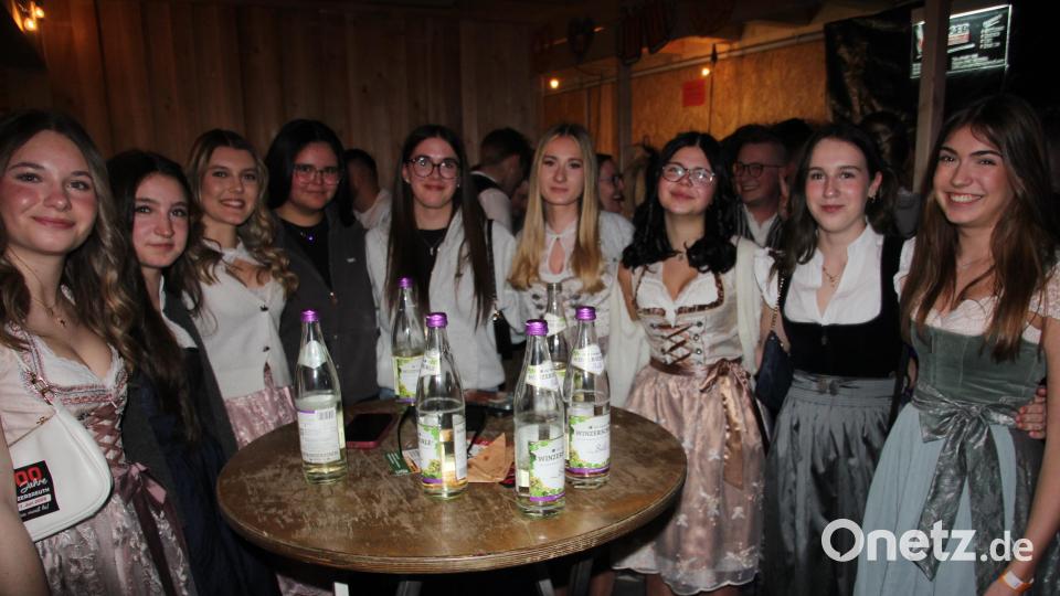 Diese fesche jungen Damen kamen aus Tirschenreuth und wollten in Großkonreuth einfach mit dabei sein. Bild: Konrad Rosner