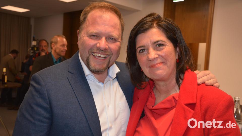 Hubert Schicker, der neue Landrat für den Landkreis Tirschenreuth freut sich mit seiner Frau Karolina über den Wahlsieg. Bild: jr