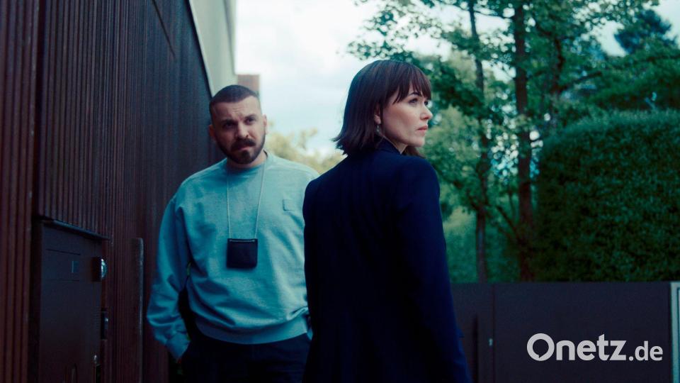 Je tiefer Hamza Kulina (Edin Hasanovic) und seine Kollegin Maryam Azadi (Melika Foroutan) in den Fall eintauchen, desto mysteriöser wird dieser. Bild: Rick Ostermann/ARD Degeto Film/dpa