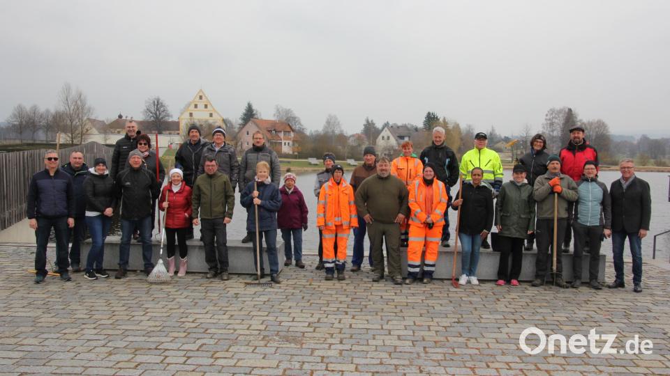 Knapp dreißig Helfer und Helferinnen machten bei der Reinigungsaktion im Fischhofpark mit. Bild: Konrad Rosner