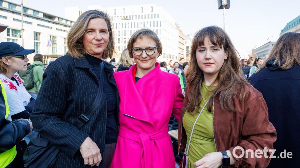 Die Grünen-Politikerinnen Katrin Göring-Eckardt, Franziska Brantner und Ricarda Lang (l-r) waren ebenfalls am Brandenburger Tor. Bild: Gerald Matzka/dpa