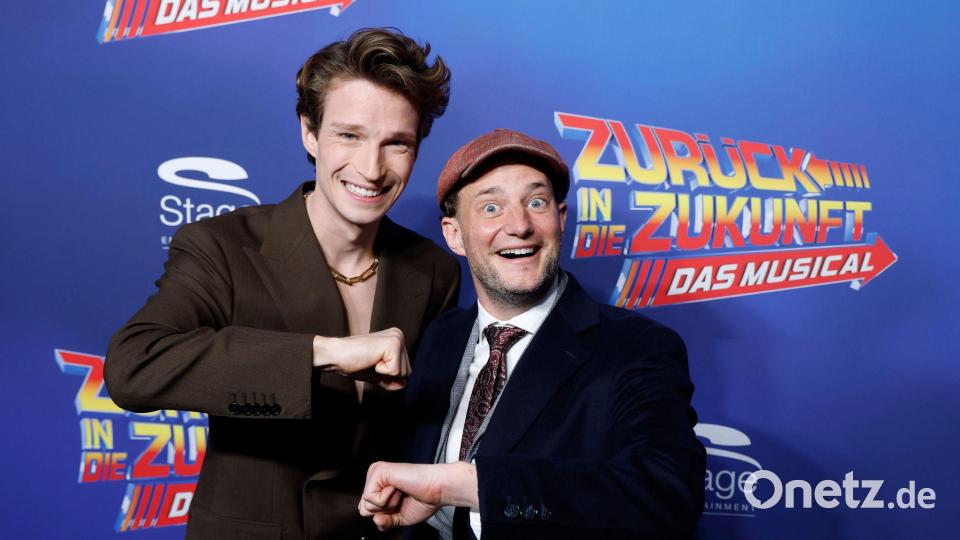 Die beiden Hauptdarsteller bringen das Publikum mit witzigen Dialogen zum Lachen. Bild: Georg Wendt/dpa