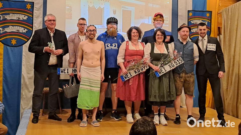 Zweiter DJK-Vorstand Hannes Reis bedankte sich bei allen Akteuren sowie beim gesamten Personal, aber besonders bei allen Gästen, die mit tobendem Applaus die Laien-Schauspieler von der Bühne verabschiedeten. Bild: slh