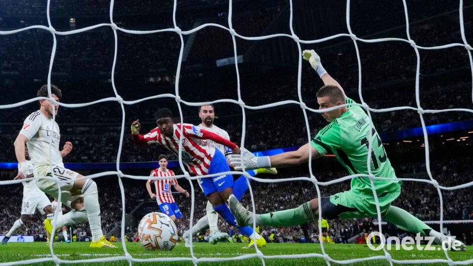 Der frühere Bundesliga-Profi Ademola Lookman (M) brachte Atlético in Führung. Bild: Manu Fernandez/AP/dpa