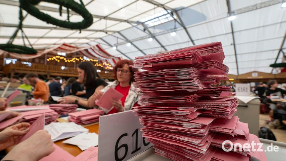 Weil die Messehallen belegt waren, wurden die Briefwahlunterlagen in Augsburg in einem Bierzelt ausgezählt. Bild: Stefan Puchner/dpa