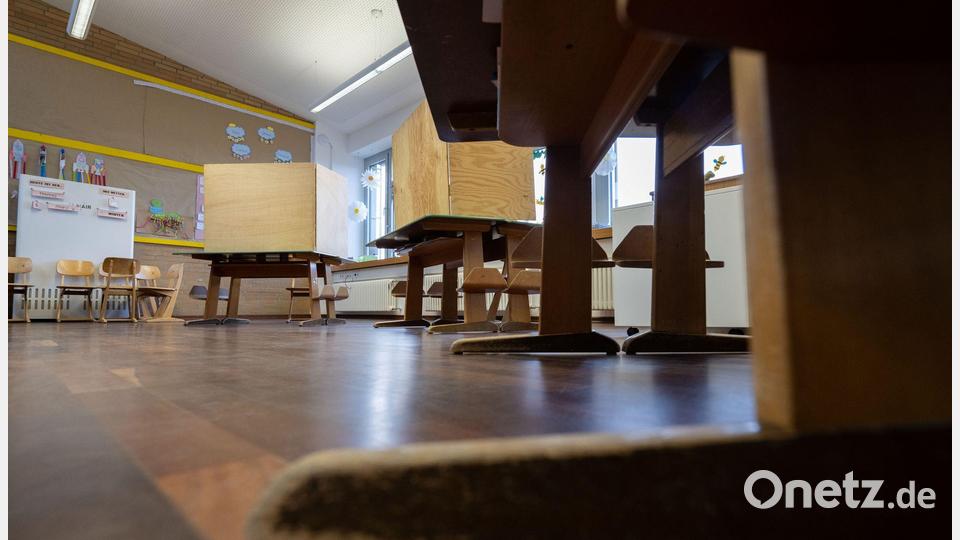 In sechs Städten und Gemeinden im Landkreis Amberg-Sulzbach standen am Sonntag Wahlkabinen für die Bürgermeister-Stichwahlen bereit. Symbolbild: Pia Bayer/dpa