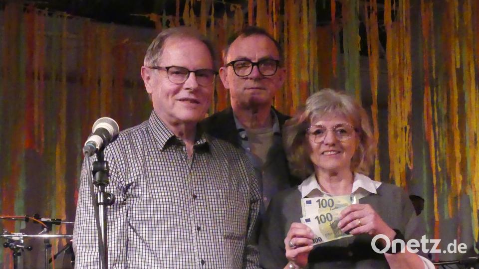 Kolping-Kassier Herbert Körper (links) überraschte mit einer Förderspende von 200 Euro. Bild: rn