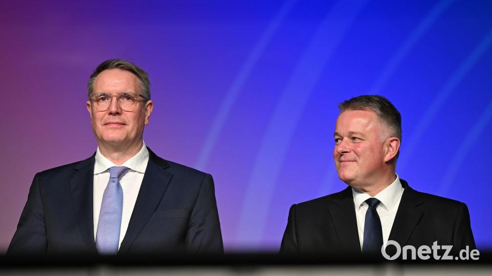 Wer wird der nächste Ministerpräsident? Amtsinhaber Alexander Schweitzer (SPD l.) oder sein CDU-Herausforderer Gordon Schnieder (r.)? (Archivbild) Bild: Michael Brandt/dpa