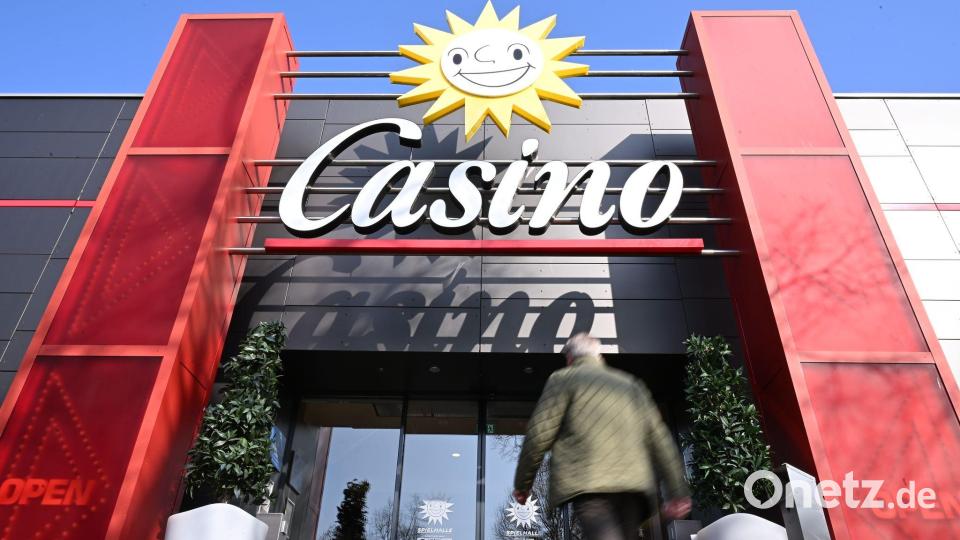 Ein Mann geht in eine Merkur-Spielothek, die sich Casino nennt. Bild: Wolf von Dewitz/dpa