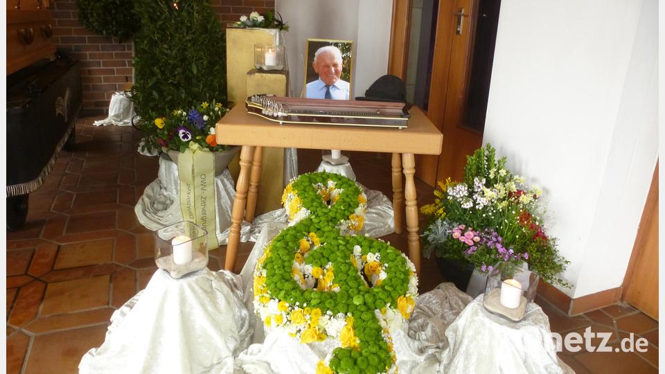 Zither mit Notenschlüssel als Symbol lagen vor dem Bild von Alfons Bogner. Bild: Siegfried Bock
