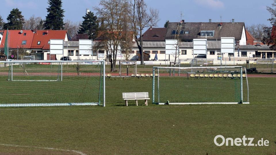 In Erlangen ist ein Fußballtor auf einen Jungen gestürzt. Bild: Daniel Löb/dpa