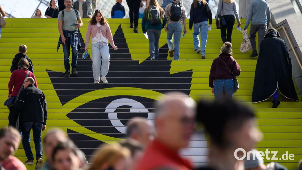 Die Buchmesse knackt erstmals die 300.000-Besucher-Marke. Bild: Hendrik Schmidt/dpa