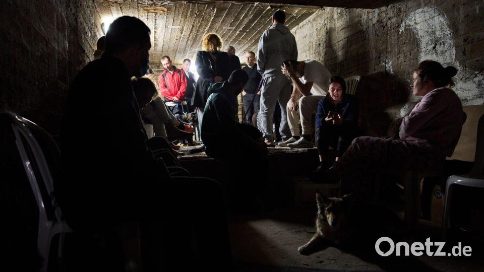 Menschen gehen in Israel in einem Luftschutzkeller in Deckung. Bild: Oded Balilty/AP/dpa