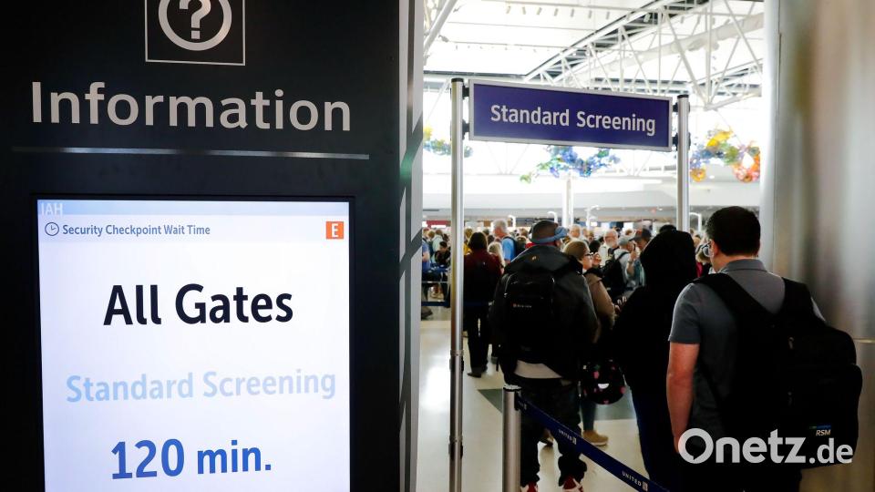 Lange Warteschlangen auf Flughafen in Houston. (Archivfoto) Bild: Michael Wyke/FR33763 AP/AP/dpa