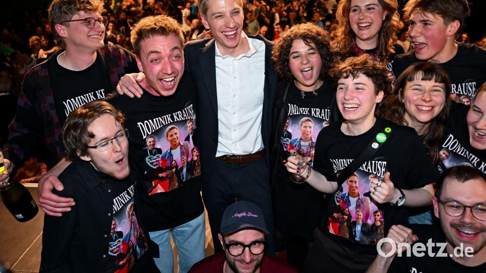 Krause und seine Parteifreunde feiern. Bild: Sven Hoppe/dpa