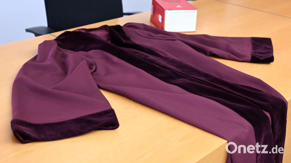 Die Robe zeichnet sich durch den tiefen Rot-Ton und den Samtbesatz an Ärmeln und Kragen aus. Bild: Uli Deck/dpa