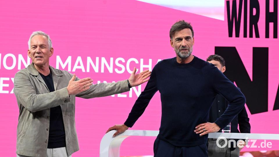 Jürgen Klopp (rechts) wird von Moderator Johannes B. Kerner als Telekom-Experte vorgestellt. Bild: Felix Hörhager/dpa