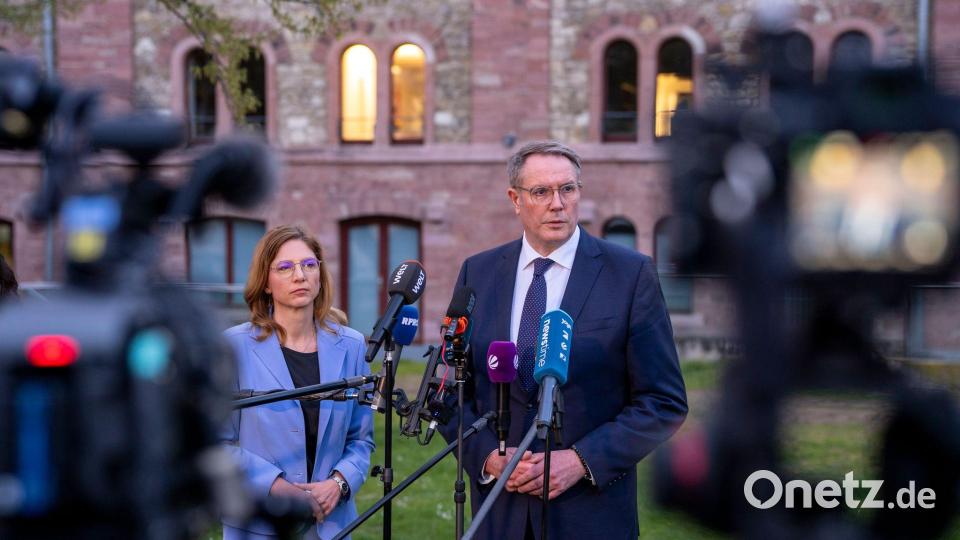 Bätzing-Lichtenthäler und Schweitzer äußerten sich vor der SPD-Geschäftsstelle. Bild: Andreas Arnold/dpa